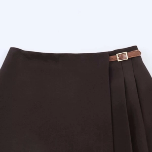 Vue détaillée d'une jupe plissée marron foncé avec ceinture assortie et boucle dorée
