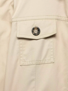 Détail de la robe midi en sergé kaki montrant la poche avec bouton écaille et coutures