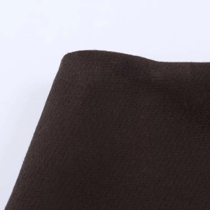 Gros plan sur la texture du tissu tissé marron foncé montrant les fibres détaillées