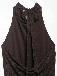 Détails de la robe dos nu en dentelle marron avec laçage arrière et texture ajourée chic