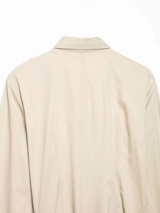 Gros plan de la robe midi en sergé beige montrant les coutures du dos et les détails du col