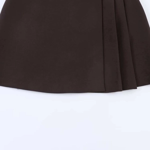 Gros plan du tissu plissé marron café montrant les détails de la texture sergé