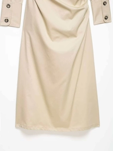 Détail de la manchette de robe midi kaki avec texture lisse et bouton marron foncé