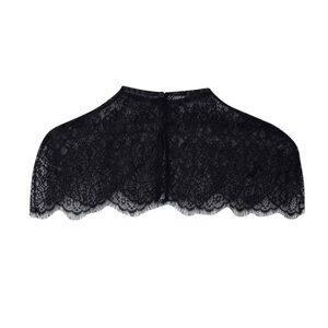 Détail de dentelle florale noire avec fermeture à boutons et bordure de cils délicate