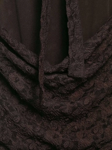 Détail du tissu en dentelle marron foncé et du lien de cou sur cette robe pour femmes