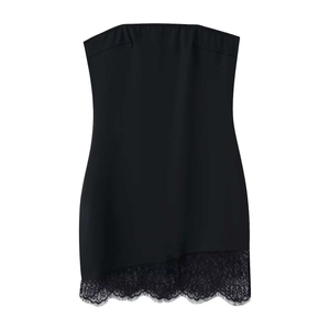 Détail de l'ourlet en dentelle cil sur cette mini-robe bustier noire moulante