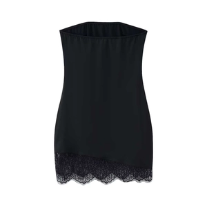 Détail de robe bustier noire courte avec bordure en dentelle et coupe asymétrique