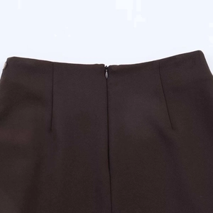 Détail de la taille de jupe plissée marron foncé avec fermeture éclair invisible et pinces