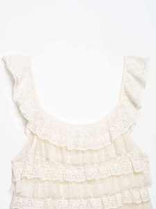 Détails en dentelle crème et couches de tulle de ce débardeur d'été élégant pour femme
