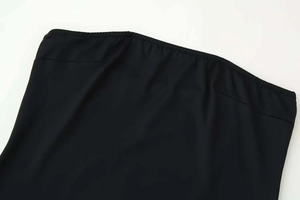Vue détaillée des coutures d'une robe noire avec des finitions propres et tissu lisse