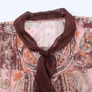Chemisier femme à imprimé paisley avec col noué en maille marron et manches longues