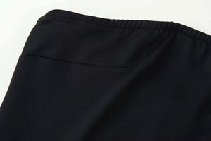 Vue détaillée de la taille élastique et des coutures fines sur une robe noire