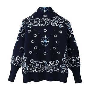 Détail de la texture en maille du cardigan vintage jacquard à motif cachemire bleu foncé