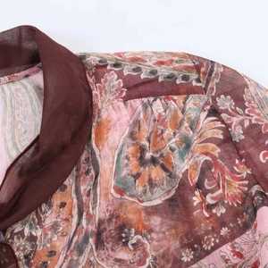 Vue macro détaillée de l'imprimé paisley sur tissu mousseline léger pour chemise femme