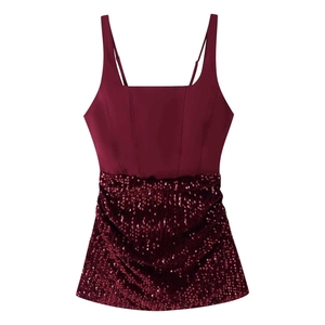 Robe bordeaux à paillettes avec décolleté carré et fines bretelles pour un look chic