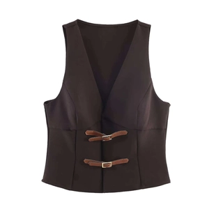 Gilet col V marron foncé pour femme avec boucles en cuir élégantes et coupe cintrée