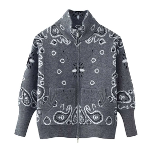 Détail du cardigan en maille grise avec motif cachemire jacquard rétro et fermeture à glissière