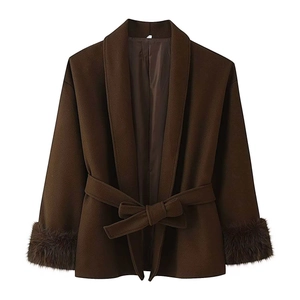 Elegante cappotto di lana marrone scuro con cintura e polsini in ecopelliccia