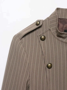 Detail eines Vintage-Streifen-Blazers mit Bronzeknöpfen und strukturierten Schulterklappen