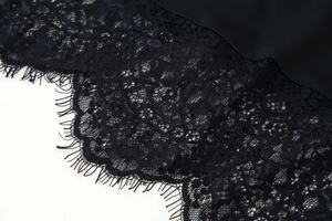 Détail de la dentelle florale noire délicate sur une mini robe d'été pour femmes