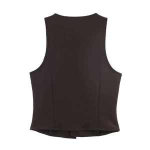 Vue arrière d'un ensemble pour femme avec gilet noir à col en V et jupe plissée élégante