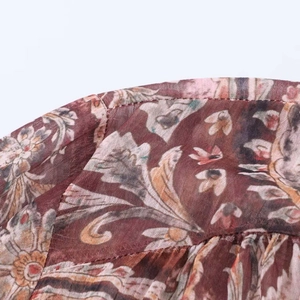 Détail du tissu en mousseline à imprimé floral vintage avec coutures soignées