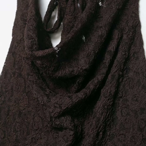 Robe dos nu élégante en dentelle marron foncé avec motifs floraux et décolleté drapé