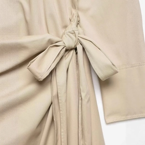 Robe midi beige minimaliste avec nœud de taille élégant et tissu en sergé texturé