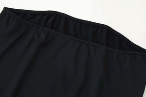 Détail de couture et taille élastique sur une robe courte en dentelle noire