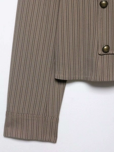Detailansicht eines gestreiften Blazers mit Stofftextur und Bronze-Metallknöpfen