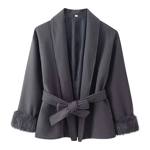 Elegante cappotto corto grigio scuro da donna con polsini in pelliccia e cintura