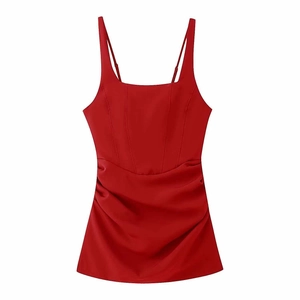 Haut corset élégant en satin rouge avec coutures structurées et détails froncés femme