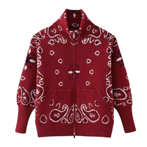 Cardigan en maille jacquard rouge foncé à motif paisley avec col montant zippé