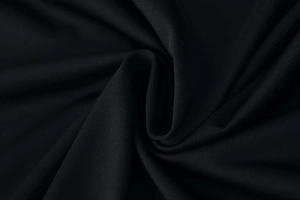 Gros plan du tissu en maille noire montrant le tissage vertical et le drapé de la robe