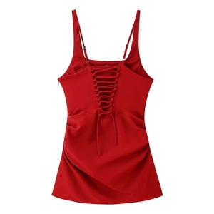 Détail de la robe en satin rouge avec laçage croisé réglable au dos et texture soyeuse