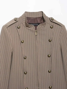 Detailansicht eines gestreiften khakifarbenen Militär-Blazers mit Schulterklappen und Knöpfen