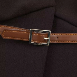 Vue détaillée de la taille en tissu marron avec une ceinture en cuir et boucle argentée