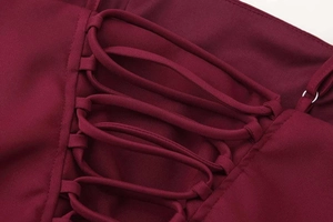 Vue détaillée des lacets bordeaux et de la texture du tissu sur une mini robe à paillettes