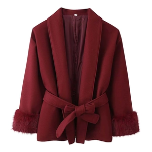 Elegante cappotto di lana bordeaux con polsini in finta pelliccia e cintura in vita