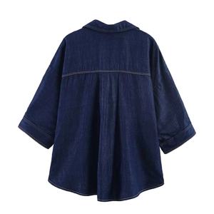 Vue arrière d'une chemise en jean bleu foncé vintage avec manches trois-quarts
