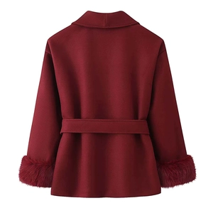 Vista posteriore del cappotto di lana bordeaux con polsini in pelliccia e cintura in vita