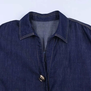 Chemise en jean bleu foncé classique avec col pointu et surpiqûres jaunes contrastées