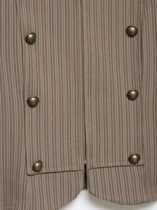 Detail eines gestreiften Blazers mit zweireihigen Bronzeknöpfen und Metallreißverschluss