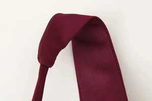 Détail macro d'une sangle élastique en tricot côtelé bordeaux avec texture fine