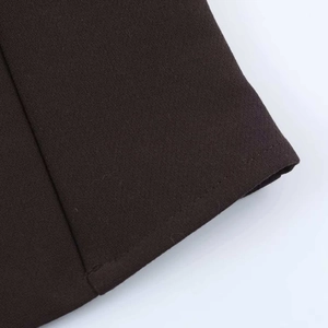 Vue macro détaillée du tissu tissé sombre montrant des coutures précises sur l'ensemble