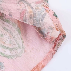 Détail macro du tissu en mousseline à imprimé paisley avec couture précise