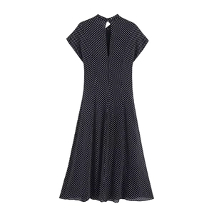 Midi-Kleid mit Polka-Dots, Stehkragen und A-Linien-Silhouette auf weißem Hintergrund