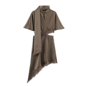 Robe élégante en satin olive avec découpe en dentelle à la taille et ourlet irrégulier
