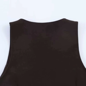 Gros plan sur le décolleté en V et les coutures d'un ensemble plissé noir pour femme