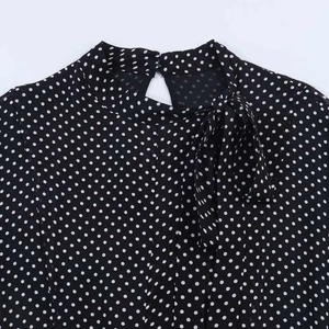 Elegantes schwarzes Polka-Dot-Kleid aus Chiffon mit Stehkragen, Schleife und Keyhole-Ausschnitt